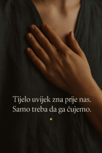 tijelo Blizak kadar ruke položene na srce, simbol povratka tijelu i emocijama.